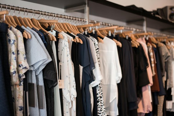 Adoptez le chic décontracté : les jupes en denim incontournables de la saison