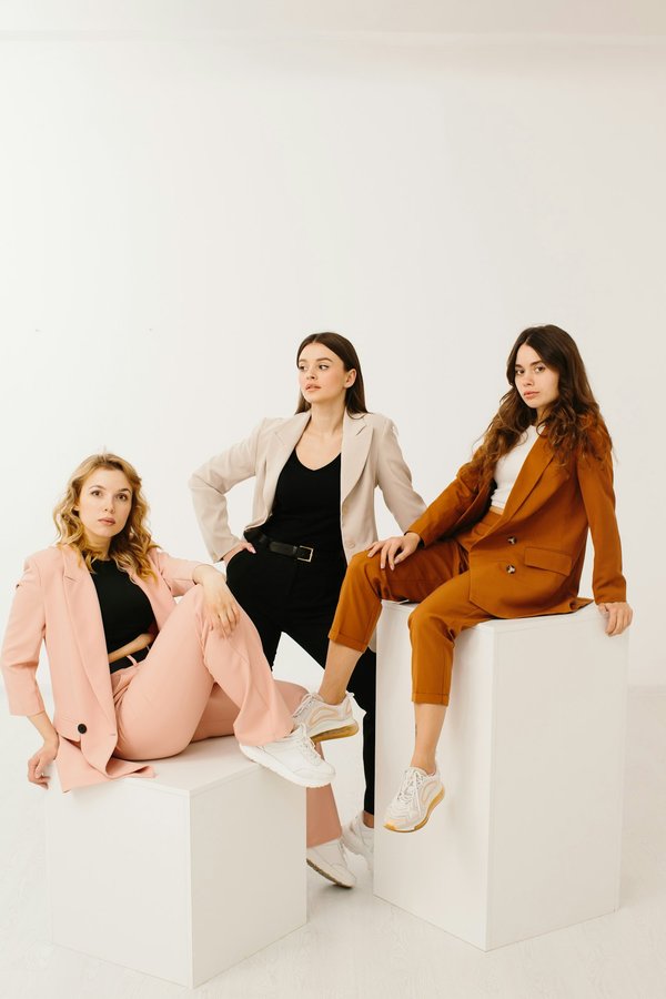 Le pantalon chino femme : confort et style incontournables